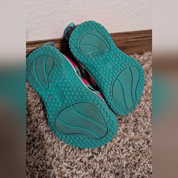 Kids KEEN stingray sandals size 7 - Picture 2 of 3
